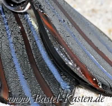 Glasanhänger in Blattform silberfarben mit Streifen ca. 31x60mm (1 Stück)