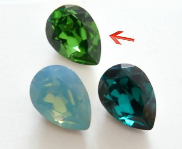 Swarovski Pearshape 4320 - 14x10 mm fern green (1 Stück)